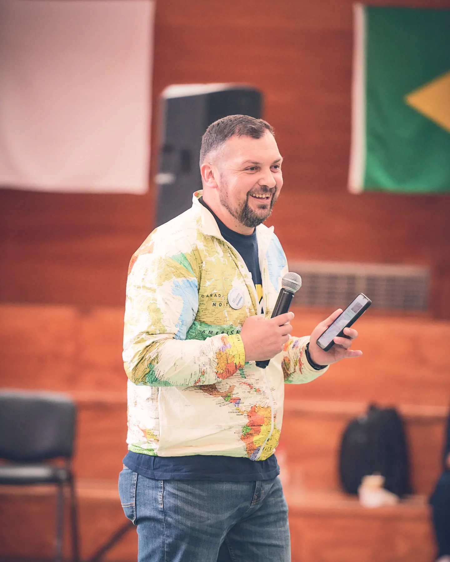O casal ensinando história da igreja e missões em Curitiba