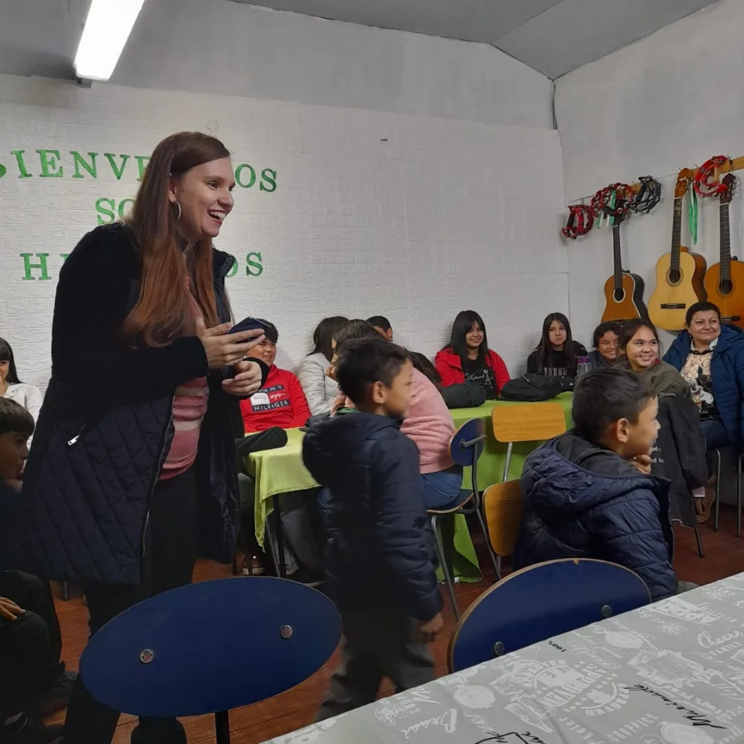 Ana ensinando crianças na escola bíblica em Florianópolis