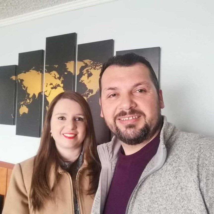 Ramón e Ana diante de um mapa-múndi
