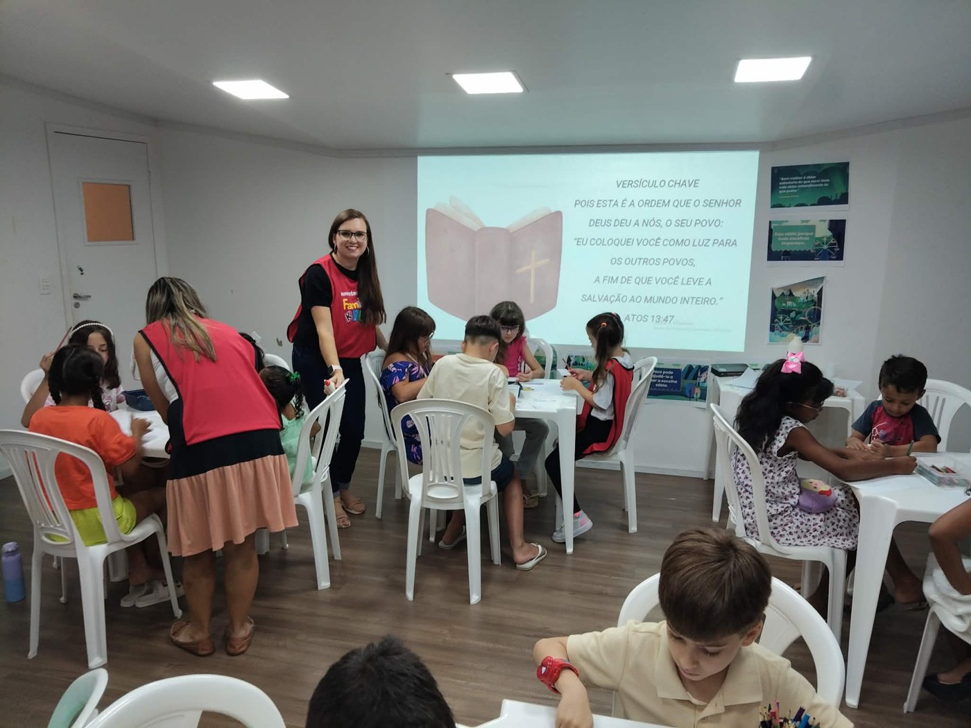 Ensino bíblico com crianças em projeto social